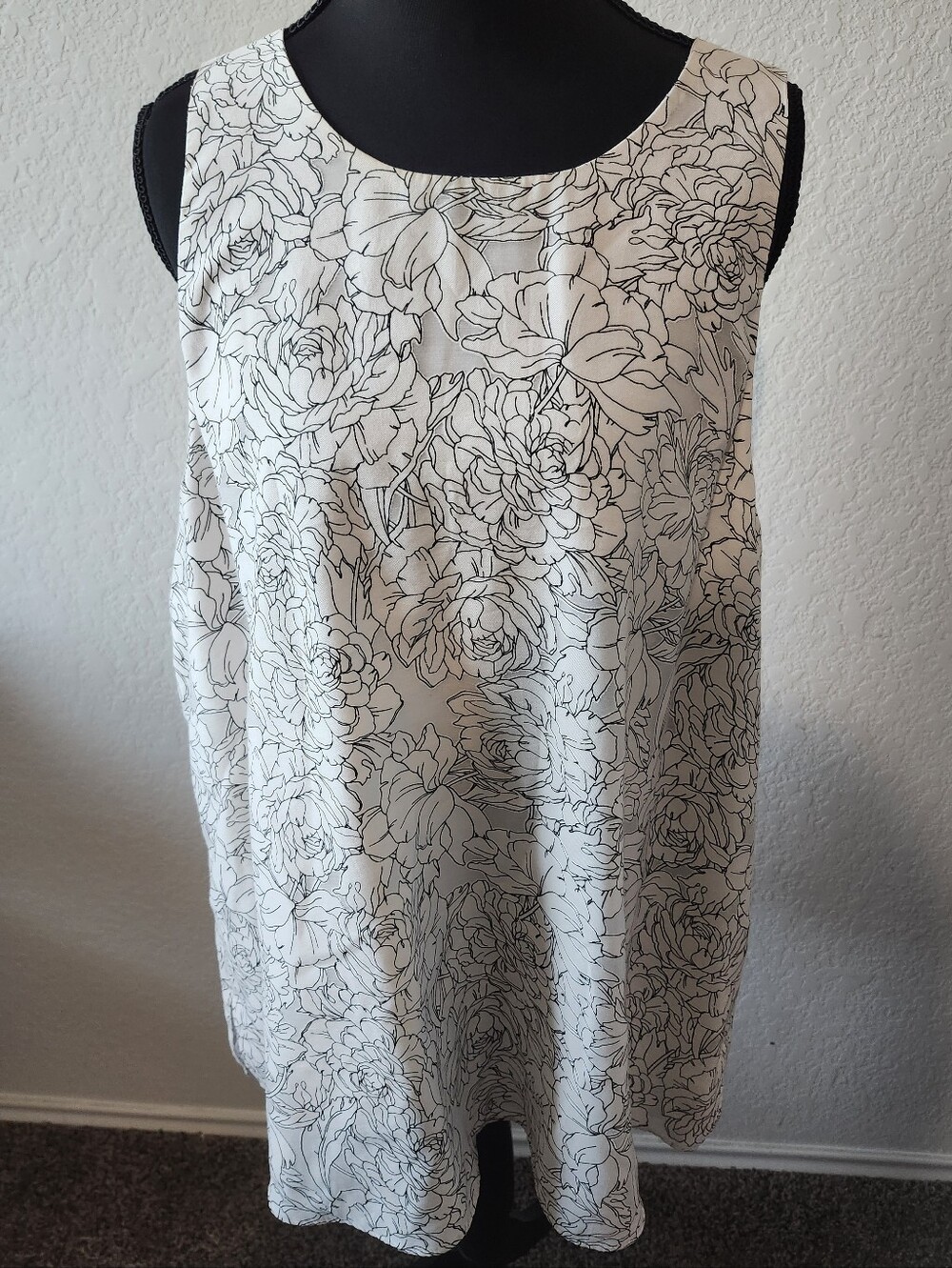 Banana Republic Size XL White/Black Floral Print Sleeveless Blousr